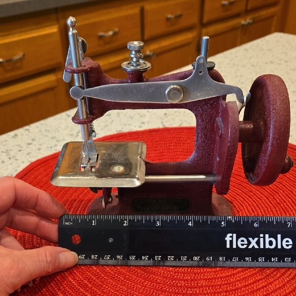 Vintage Sewing Machine - Picture 4 of 4
